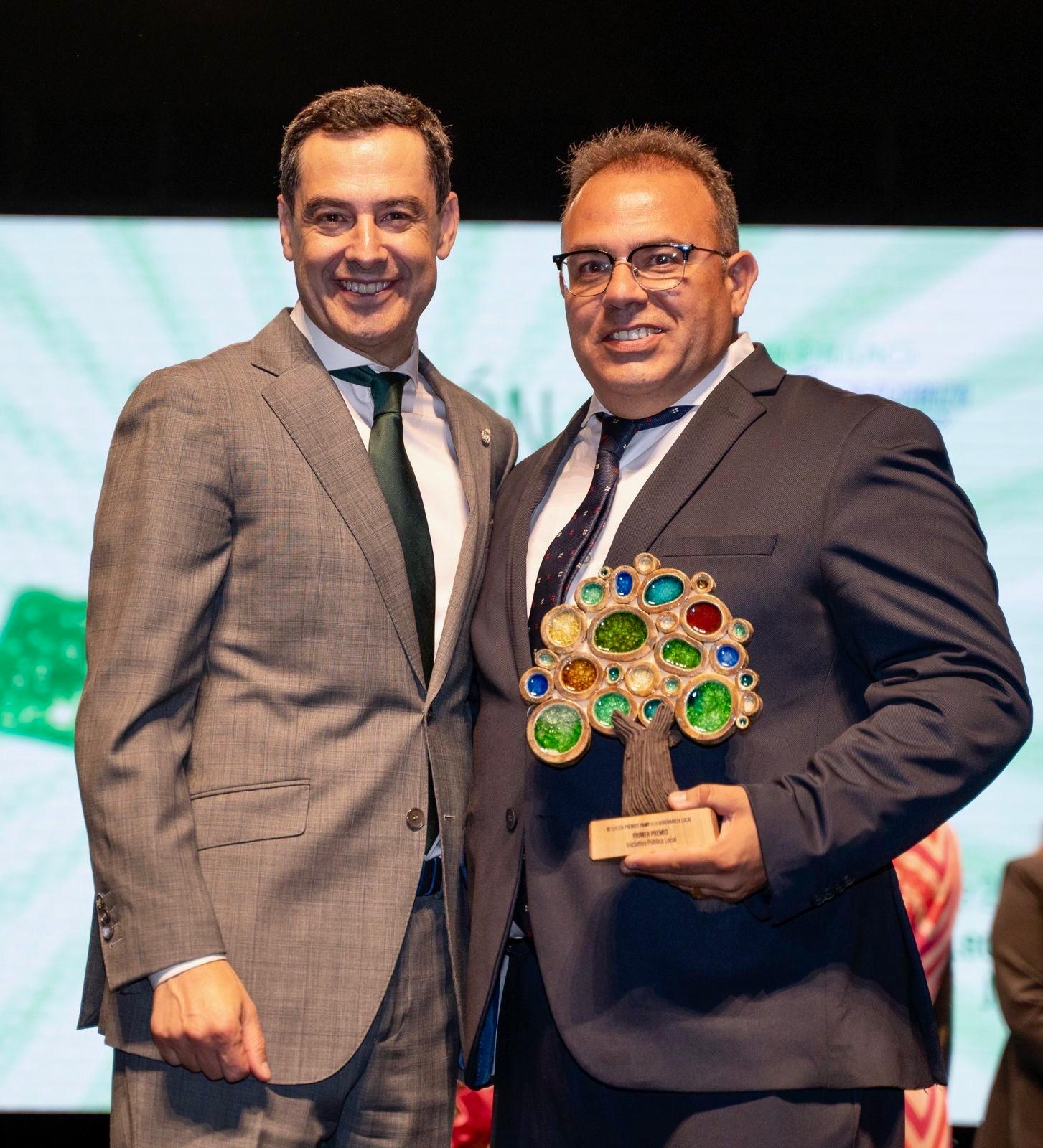 Juanma Moreno entrega al alcalde de Almucar  el primer premio de la FAMP por el proyecto del Parque Azul de Vida Submarina